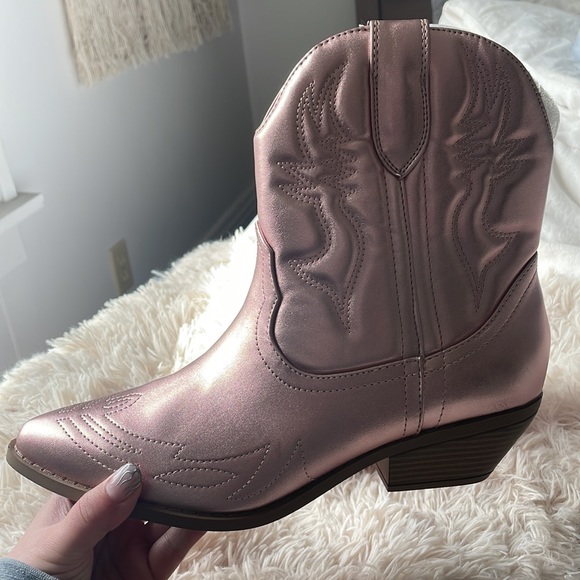 Women Western Stitched Pointe Toe Low Heel Ankle Mid Shaft Boots - Picture 2 of 4